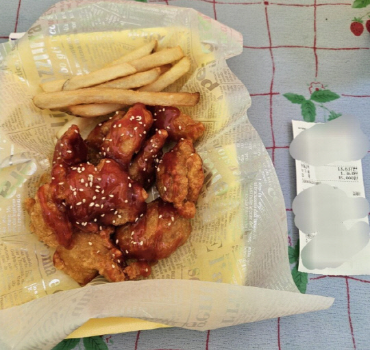 경주 벚꽃축제 기간에 한 네티즌이 길거리에서 1만5000원에 구매한 닭강정. [온라인 커뮤니티 캡처]